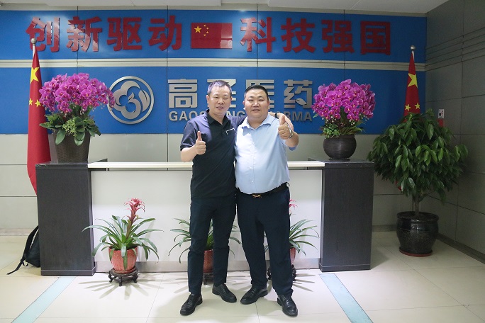4周勇董事长（右）与肖总（左）合影留念.JPG